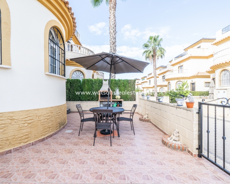 Resale - Freistendhe Villa - Urb. El Oasis - La Marina