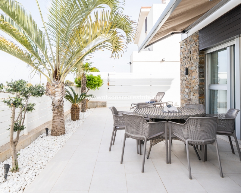 Resale - Freistendhe Villa - Urb. El Oasis - La Marina