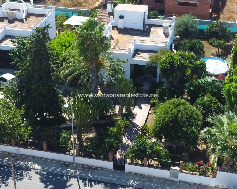 Resale - Freistendhe Villa - Urb. El Oasis - La Marina