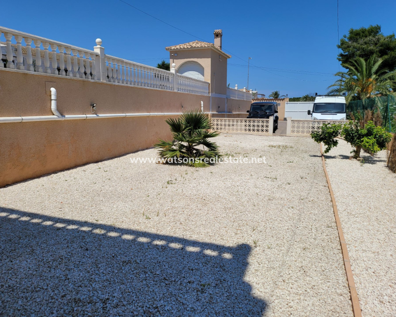 Resale - Freistendhe Villa - Urb. El Oasis - La Marina