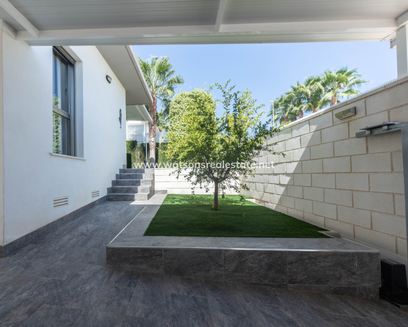 Resale - Freistendhe Villa - Urb. El Oasis - La Marina