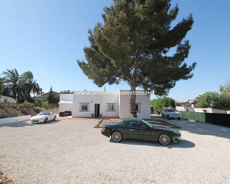 Resale - Freistendhe Villa - Urb. El Oasis - La Marina