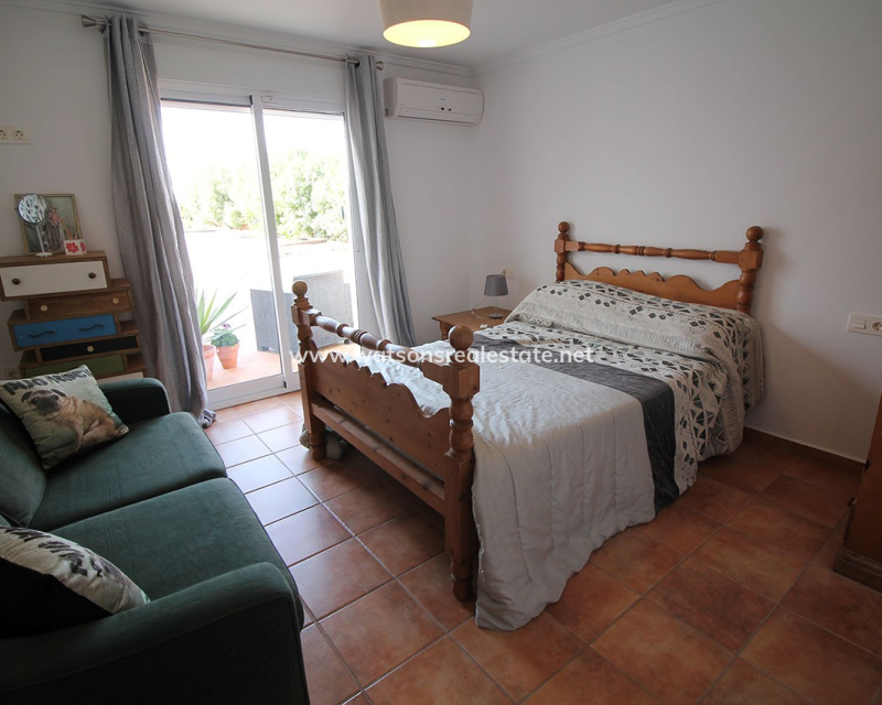 Resale - Freistendhe Villa - Urb. El Oasis - La Marina