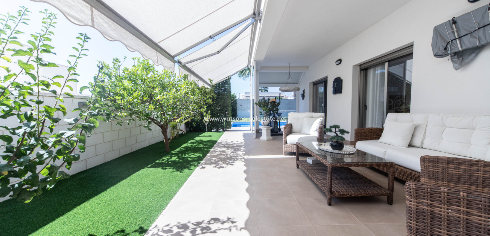 Resale - Freistendhe Villa - Urb. El Oasis - La Marina