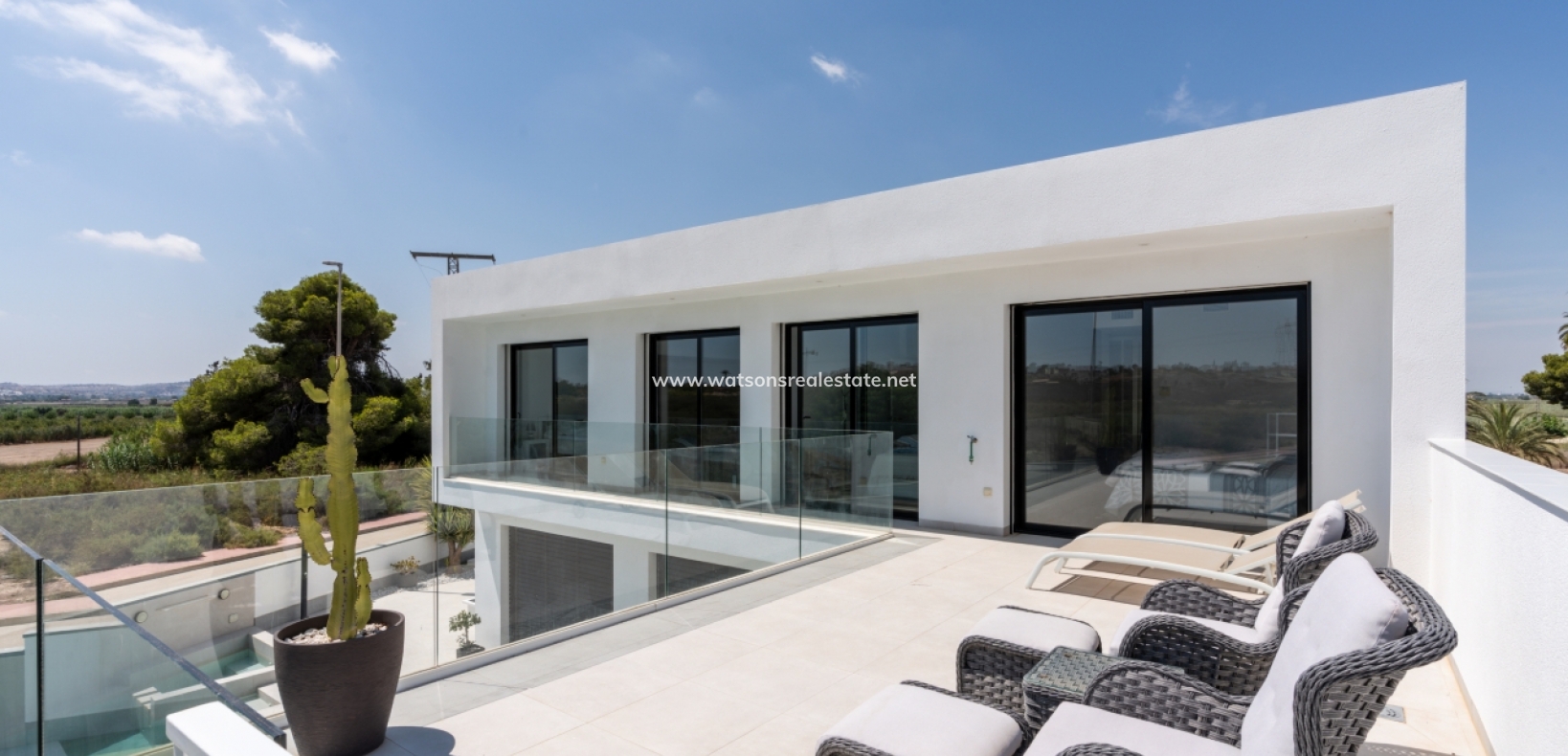 Resale - Freistendhe Villa - Urb. El Oasis - La Marina