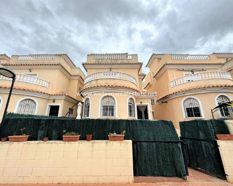 Resale - Freistendhe Villa - Urb. El Oasis - La Marina
