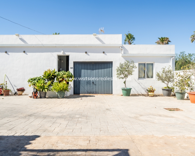 Resale - Freistendhe Villa - Urb. El Oasis - La Marina