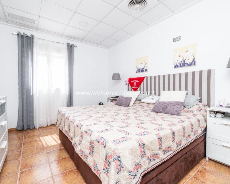 Resale - Freistendhe Villa - Urb. El Oasis - La Marina