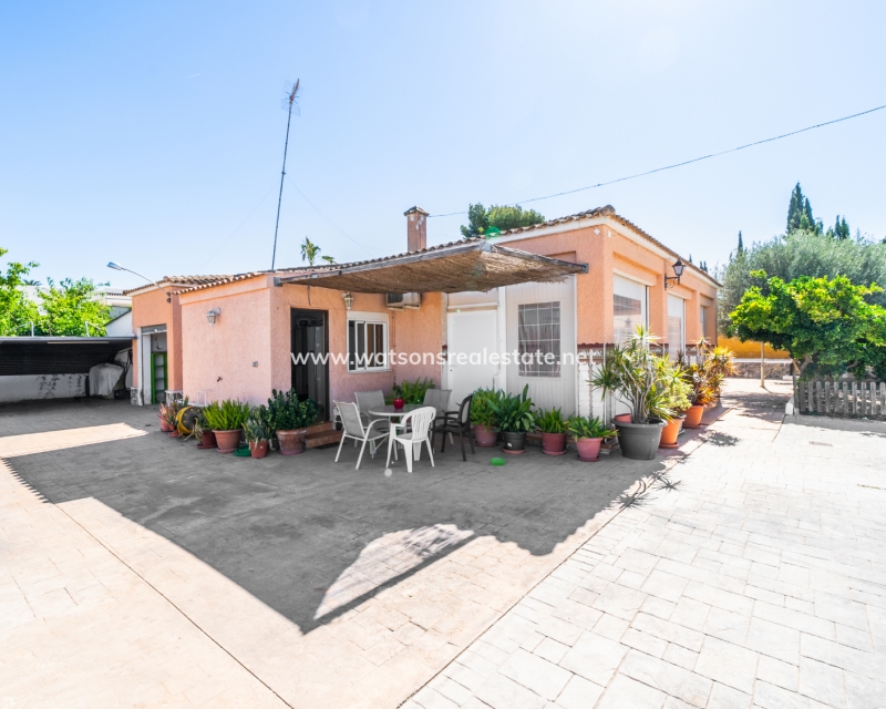 Resale - Freistendhe Villa - Urb. El Oasis - La Marina