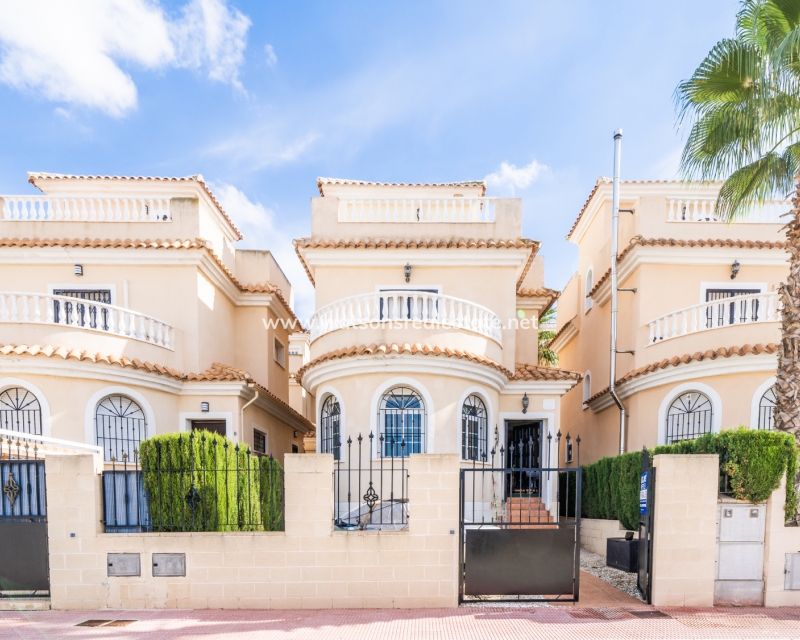 Resale - Freistendhe Villa - Urb. El Oasis - La Marina