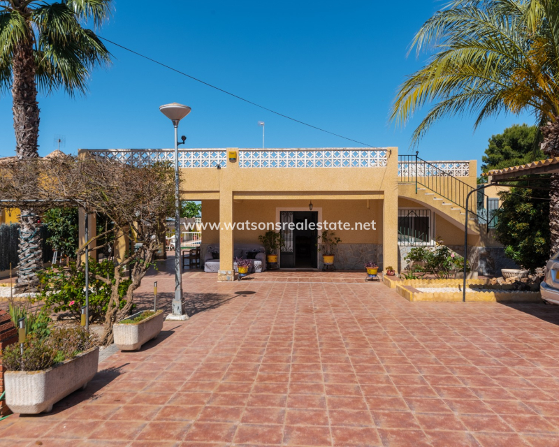 Resale - Freistendhe Villa - Urb. El Oasis - La Marina