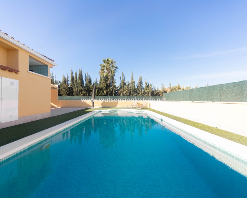 Resale - Freistendhe Villa - Urb. El Oasis - La Marina