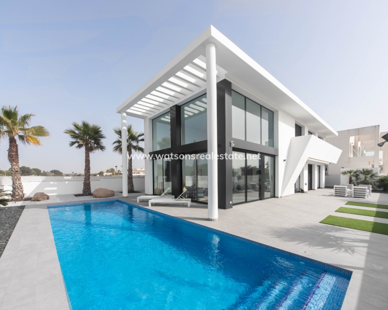 Resale - Freistendhe Villa - Urb. El Oasis - La Marina