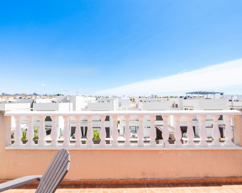 Resale - Freistendhe Villa - Urb. El Oasis - La Marina