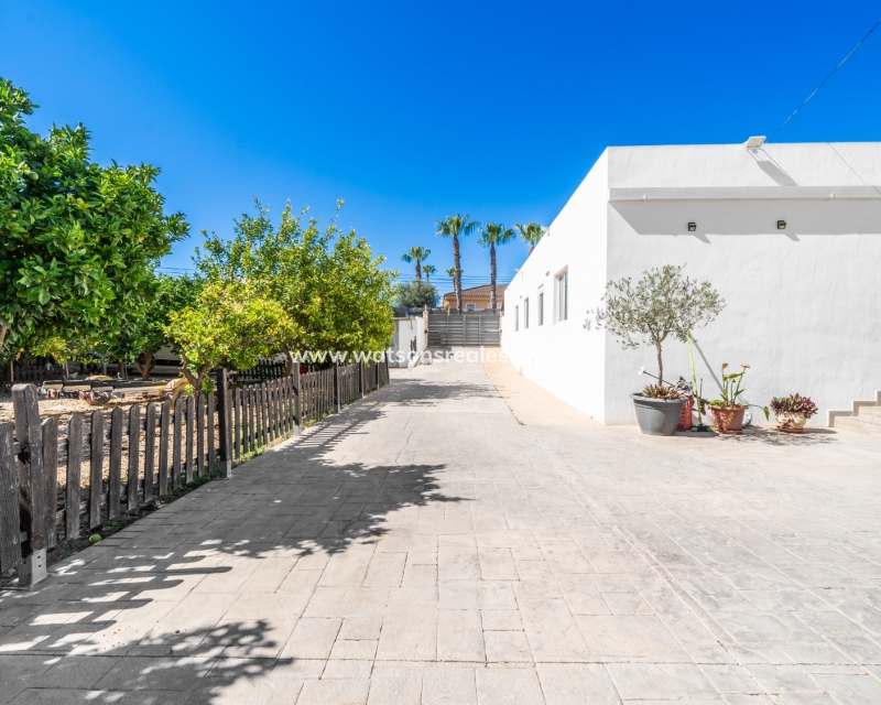 Resale - Freistendhe Villa - Urb. El Oasis - La Marina