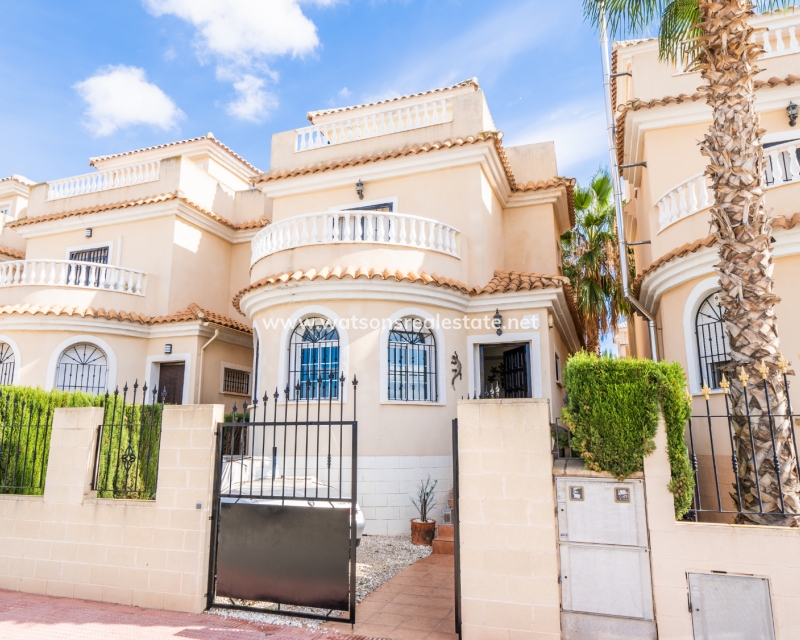 Resale - Freistendhe Villa - Urb. El Oasis - La Marina