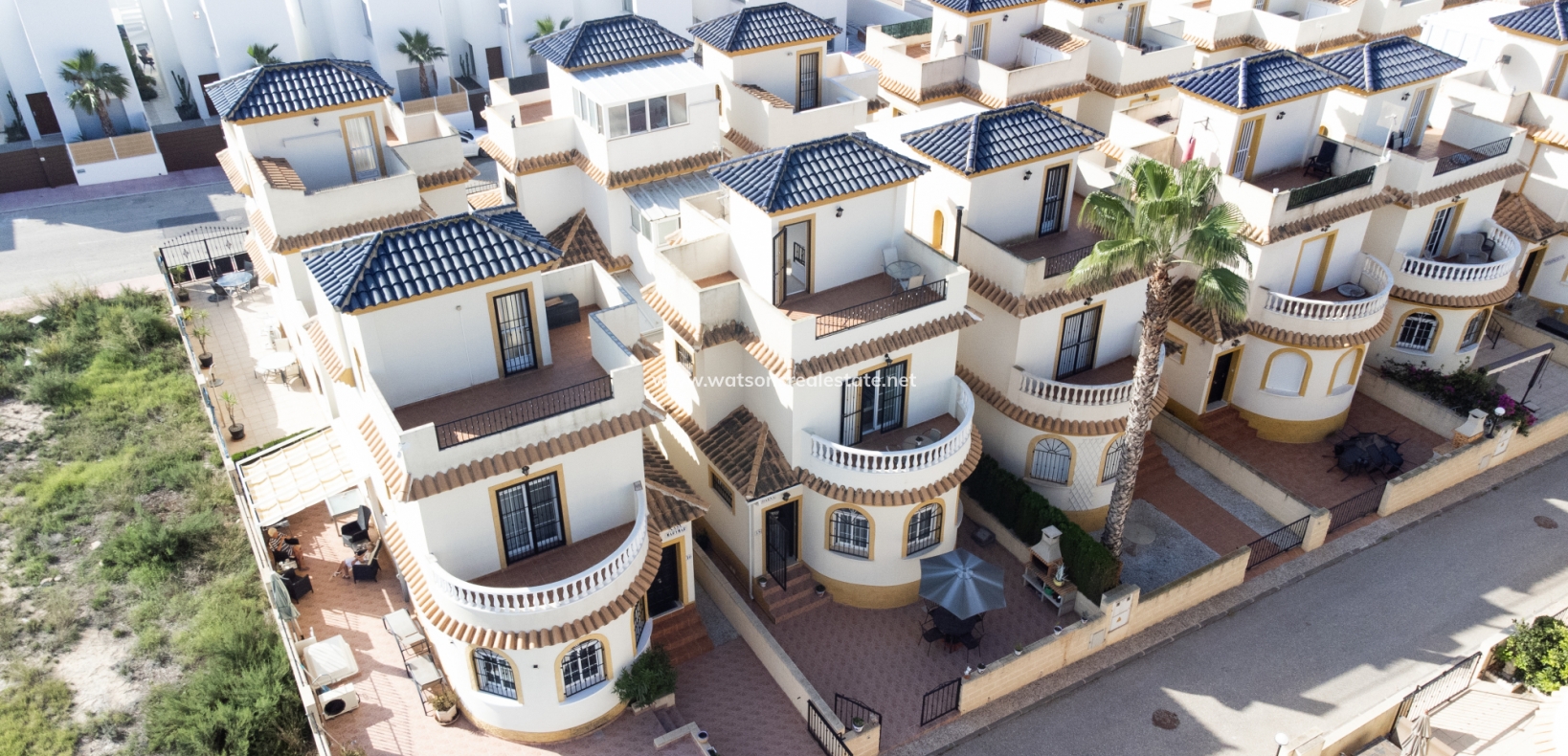 Resale - Freistendhe Villa - Urb. El Oasis - La Marina