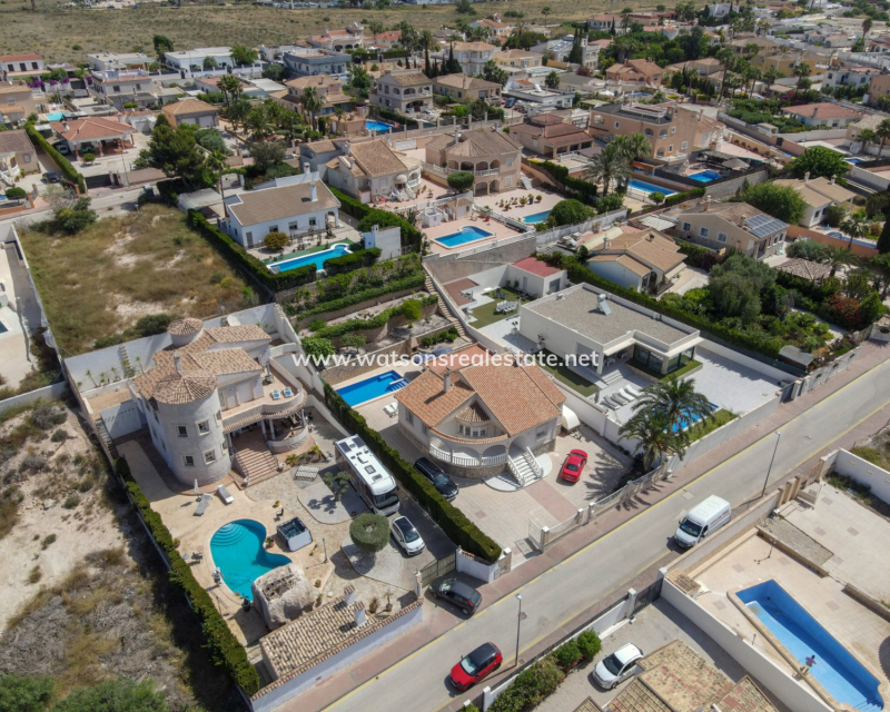 Resale - Freistendhe Villa - Urb. La Escuera