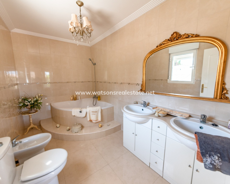 Resale - Freistendhe Villa - Urb. La Escuera