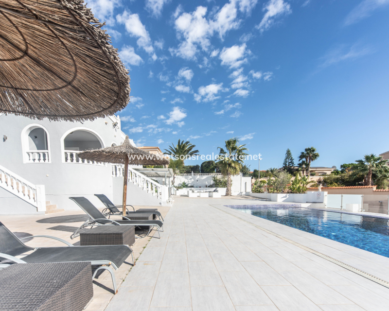 Resale - Freistendhe Villa - Urb. La Escuera