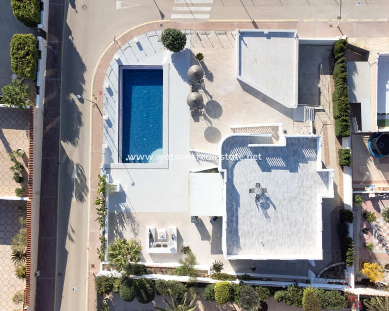 Resale - Freistendhe Villa - Urb. La Escuera