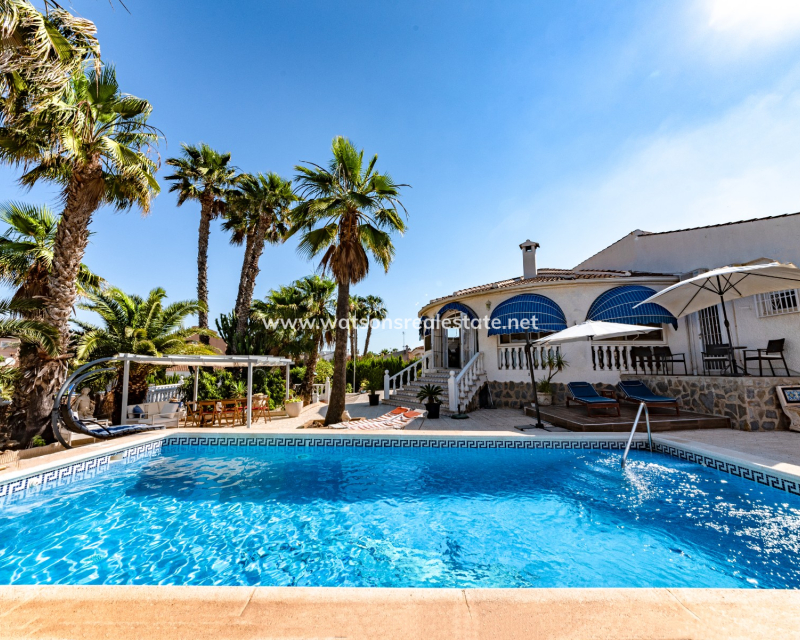 Resale - Freistendhe Villa - Urb. La Escuera