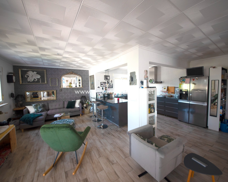 Resale - Freistendhe Villa - Urb. La Escuera