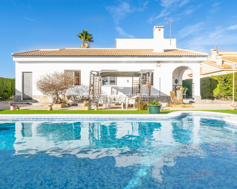 Resale - Freistendhe Villa - Urb. La Escuera