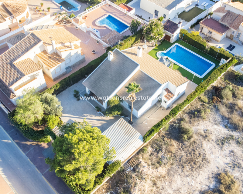 Resale - Freistendhe Villa - Urb. La Escuera