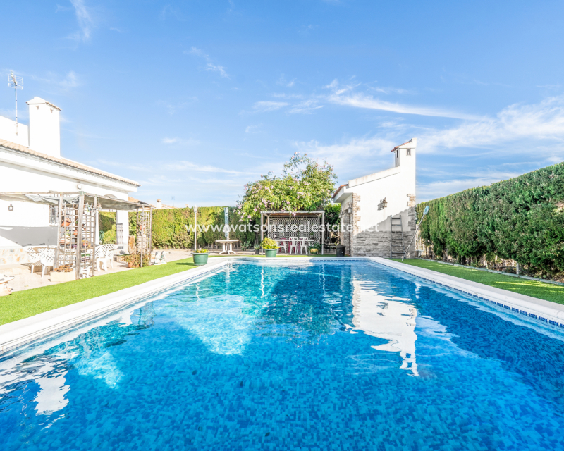 Resale - Freistendhe Villa - Urb. La Escuera