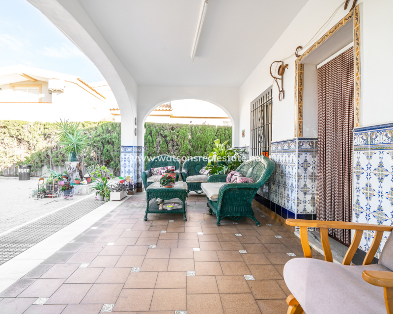 Resale - Freistendhe Villa - Urb. La Escuera