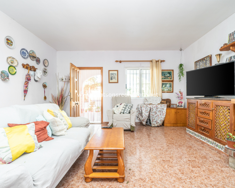 Resale - Freistendhe Villa - Urb. La Escuera