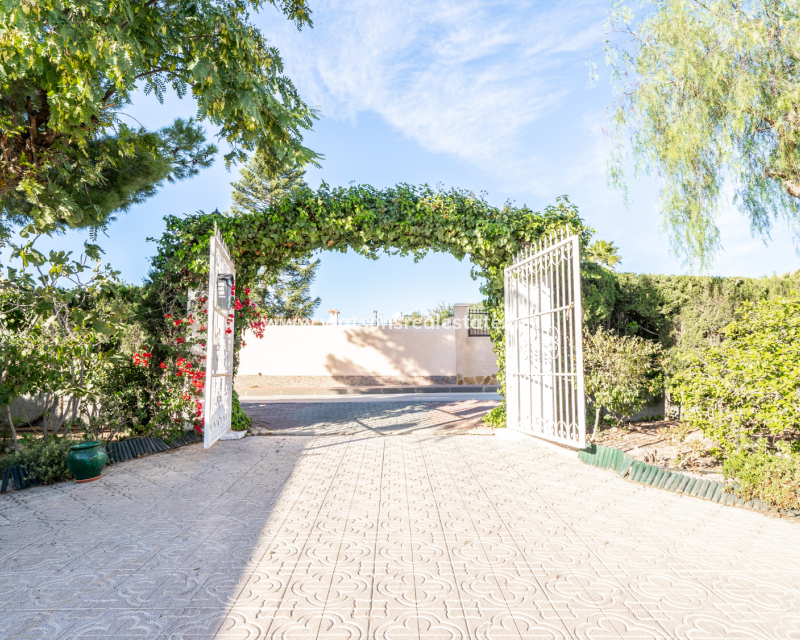 Resale - Freistendhe Villa - Urb. La Escuera