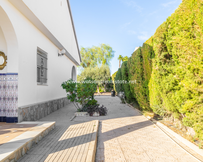 Resale - Freistendhe Villa - Urb. La Escuera