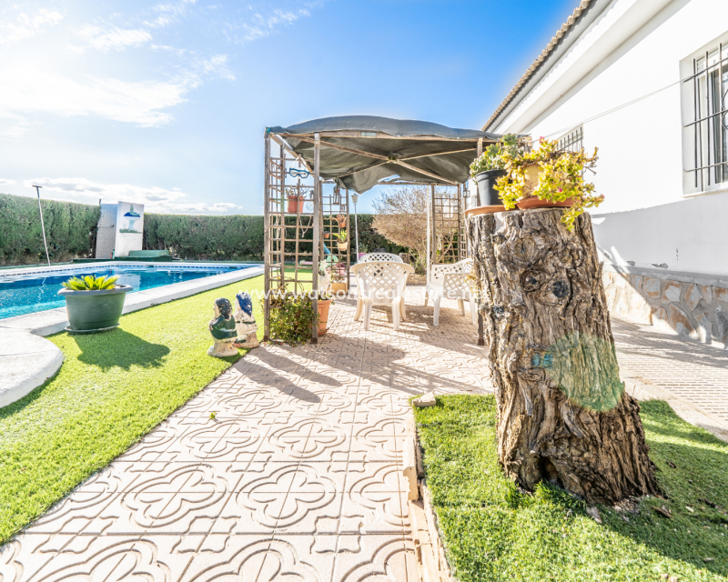 Resale - Freistendhe Villa - Urb. La Escuera