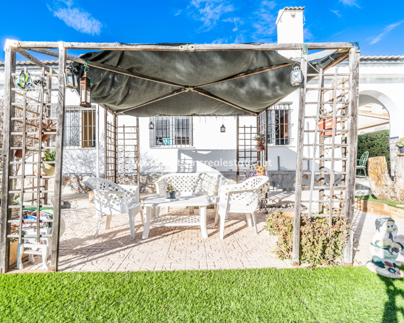 Resale - Freistendhe Villa - Urb. La Escuera