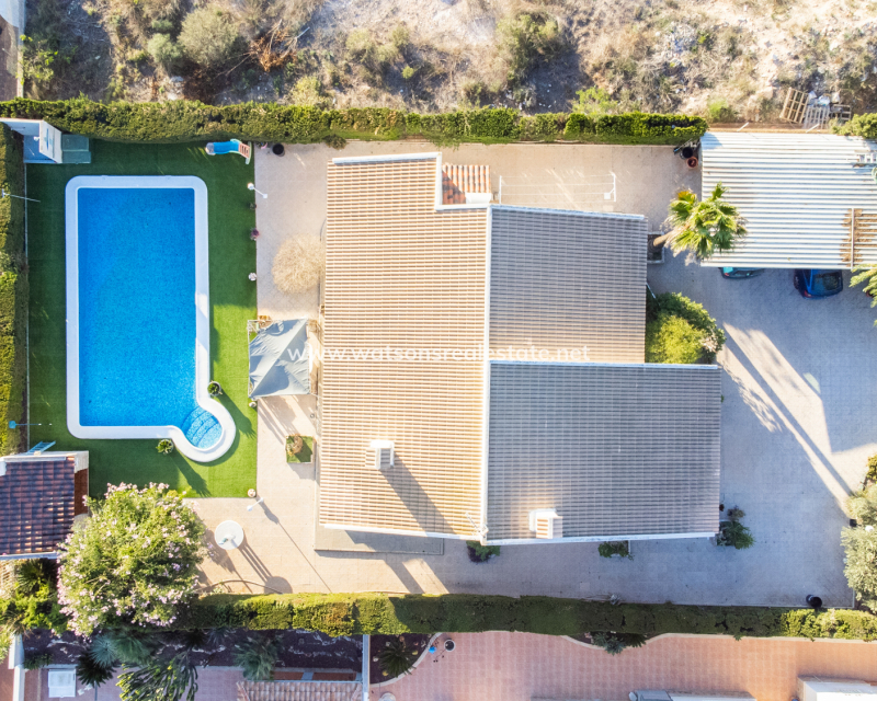 Resale - Freistendhe Villa - Urb. La Escuera