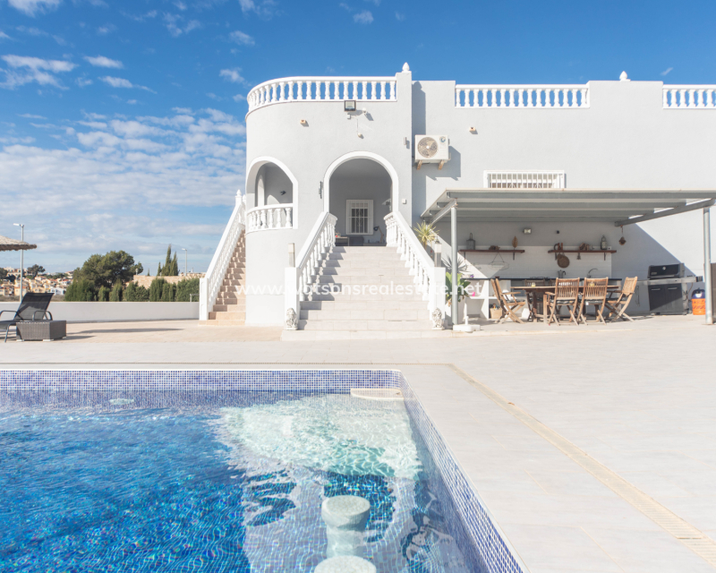 Resale - Freistendhe Villa - Urb. La Escuera