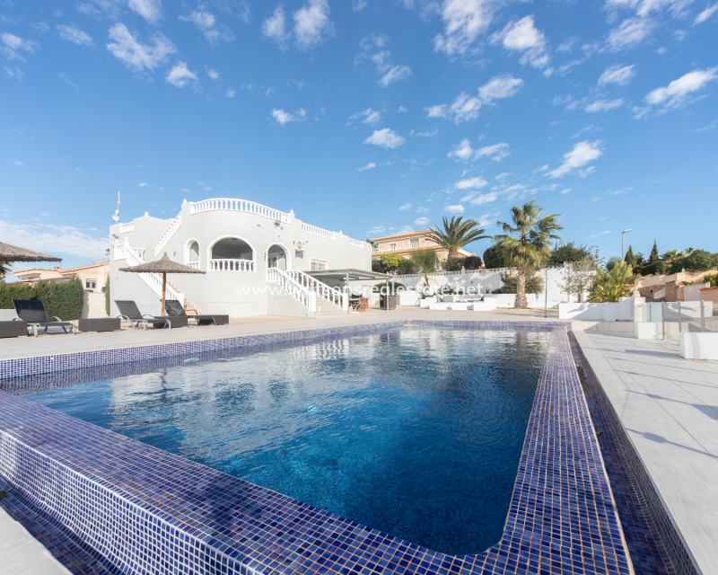 Resale - Freistendhe Villa - Urb. La Escuera