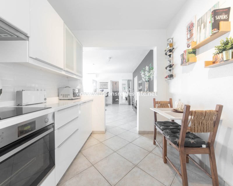 Resale - Freistendhe Villa - Urb. La Escuera