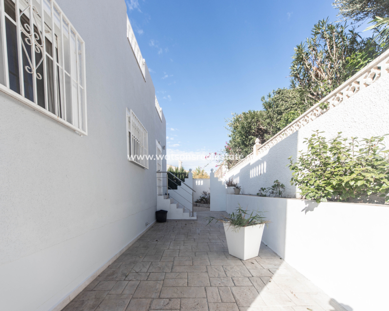 Resale - Freistendhe Villa - Urb. La Escuera
