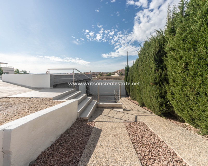 Resale - Freistendhe Villa - Urb. La Escuera
