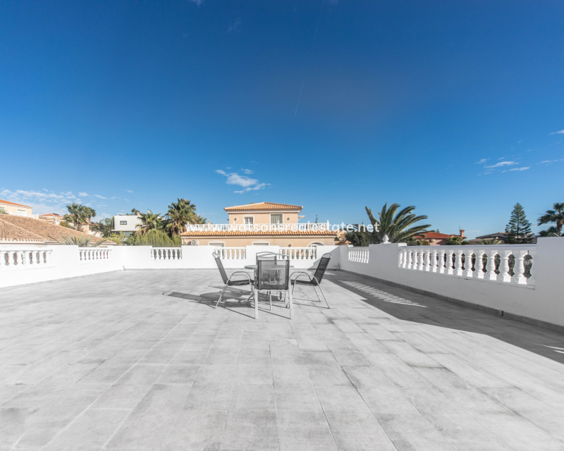 Resale - Freistendhe Villa - Urb. La Escuera