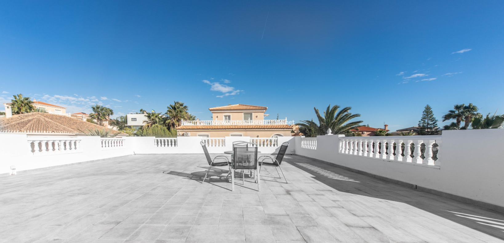 Resale - Freistendhe Villa - Urb. La Escuera