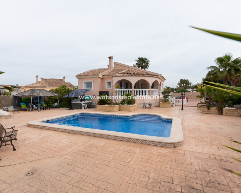 Resale - Freistendhe Villa - Urb. La Escuera