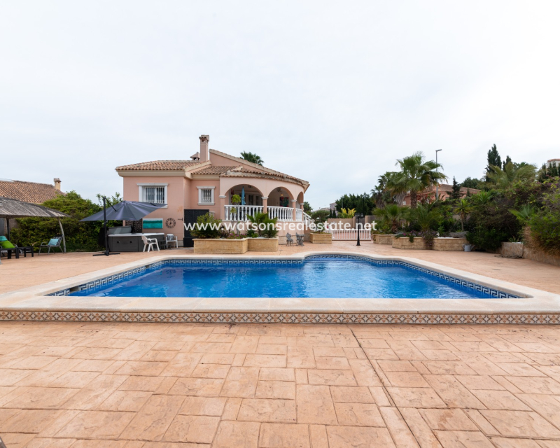 Resale - Freistendhe Villa - Urb. La Escuera