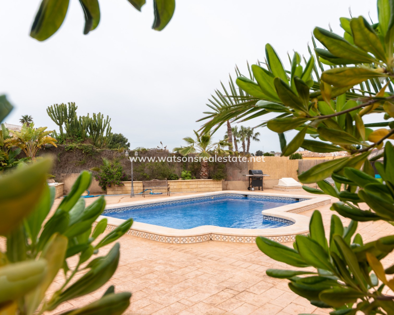 Resale - Freistendhe Villa - Urb. La Escuera
