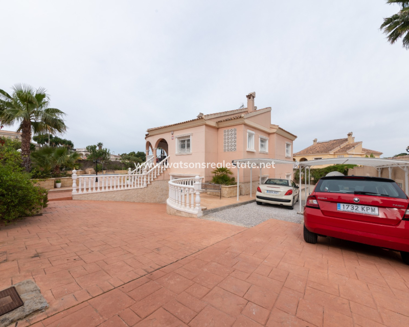 Resale - Freistendhe Villa - Urb. La Escuera