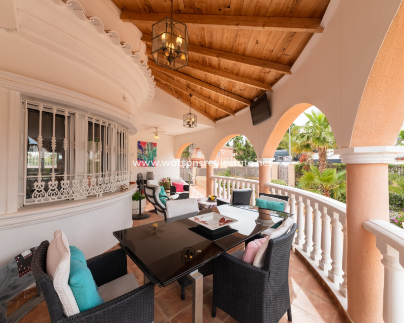Resale - Freistendhe Villa - Urb. La Escuera