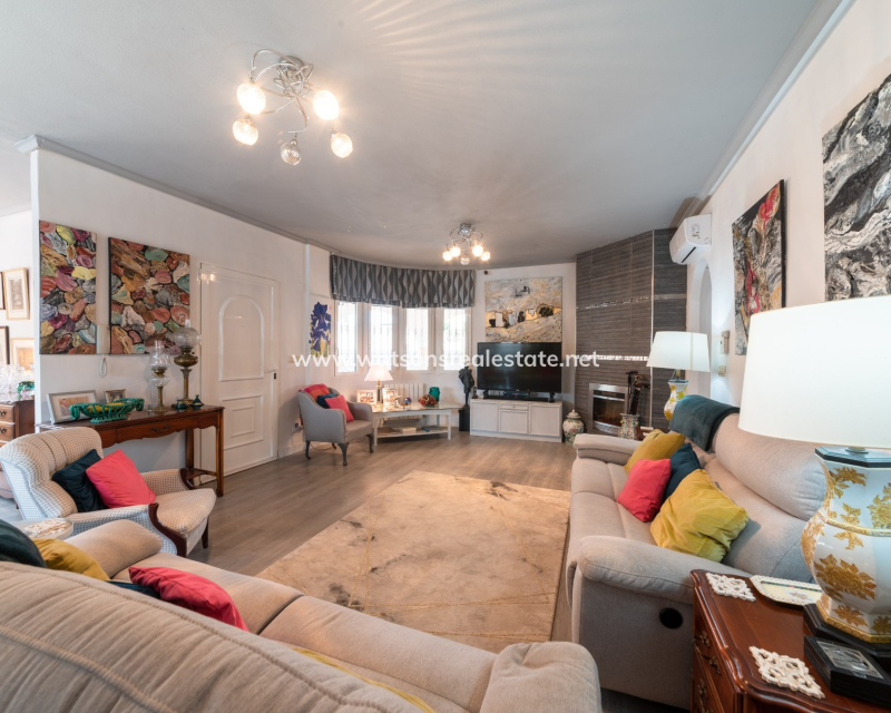 Resale - Freistendhe Villa - Urb. La Escuera